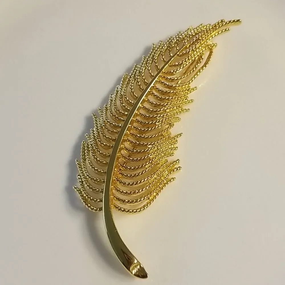 Vintage: 60's Monet Leaf Brooch